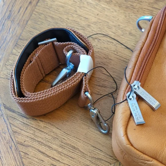 Kenneth Cole Reaction Brown Cognac Leather Messenger Bag